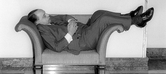 SMP:n puheenjohtaja Veikko Vennamo nukkui eduskunnan käytävällä joulukuussa 1977.