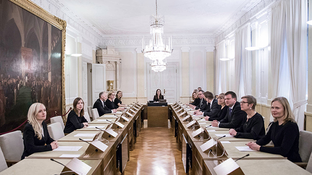 Ministerit istuvat kokouksessa.