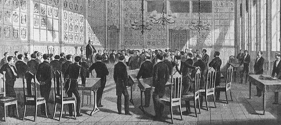 Ett svartvitt fotografi av Riddarhusests plenisal där städers representanter samlas.