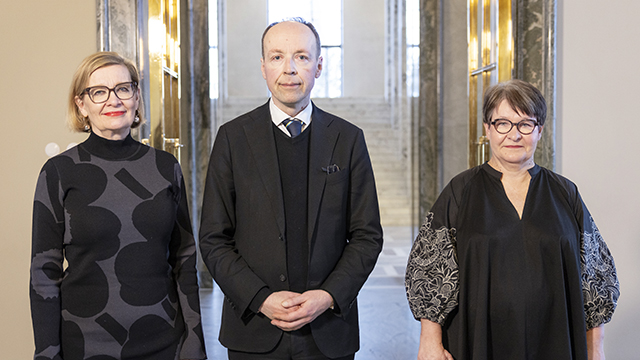 Kuvassa vasemmalta I varapuhemies Paula Risikko, puhemies Jussi Halla-aho ja II varapuhemies Tarja Filatov.