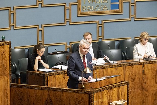 Ulkoministeri Pekka Haavisto pitämässä esittelypuheenvuoroa istuntosalissa